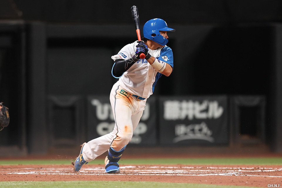 4回裏、ライトへ本塁打を放つ田宮選手01