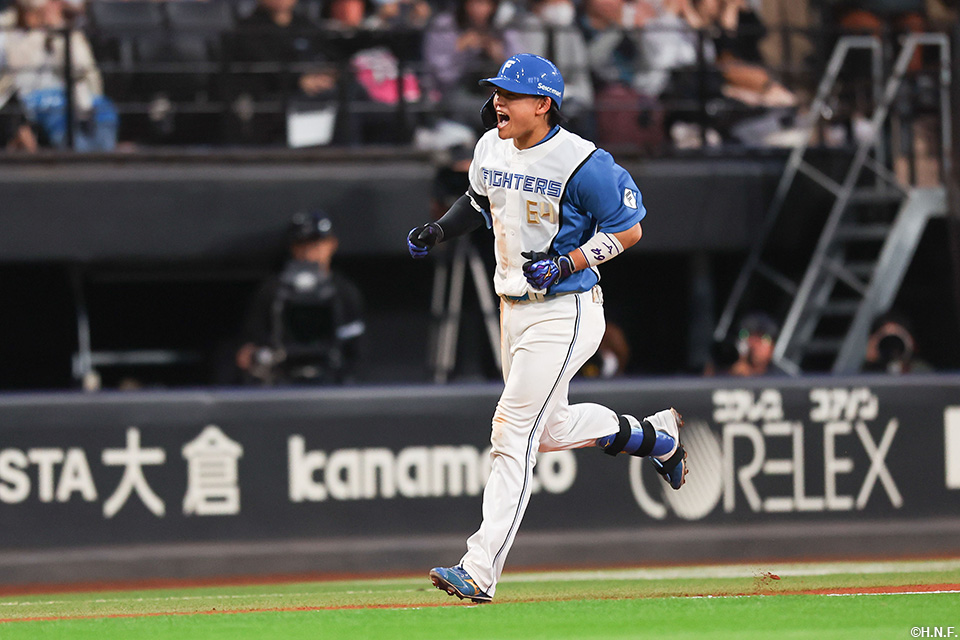 4回裏、ライトへ本塁打を放つ田宮選手03