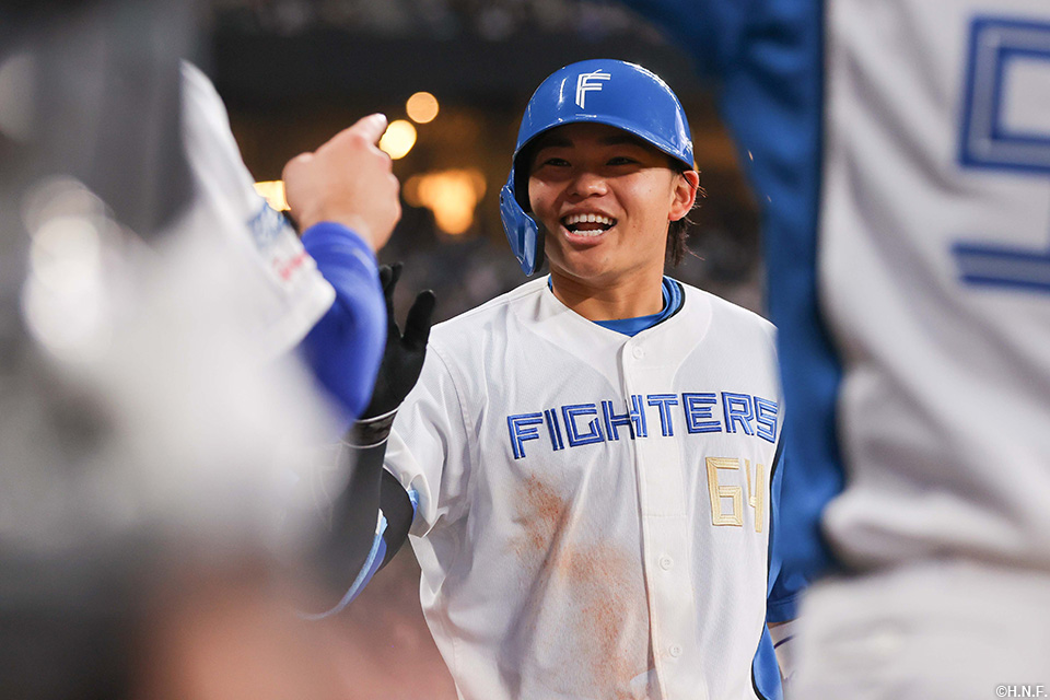 4回裏、ライトへ本塁打を放つ田宮選手04