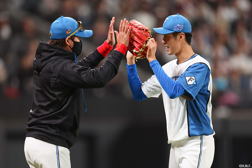 マウンドを降りる福島投手と新庄監督