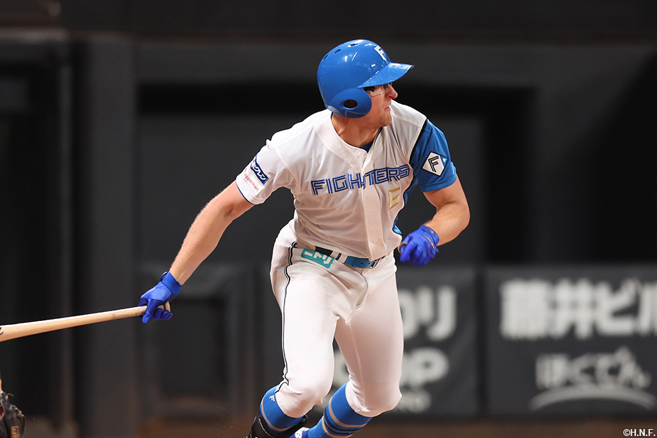 7回裏、センターへヒットを放つスティーブンソン選手