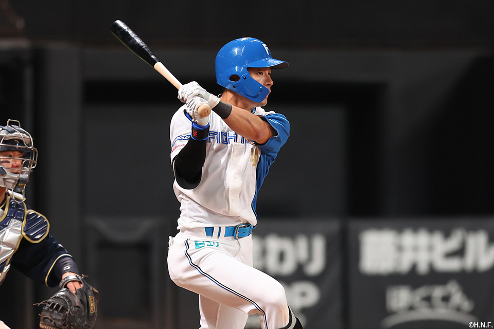 7回裏、ライトへヒットを放つ水野選手