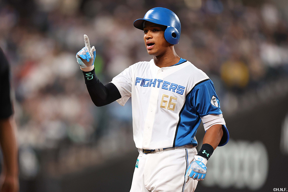 7回裏、左前適時打を放った万波選手