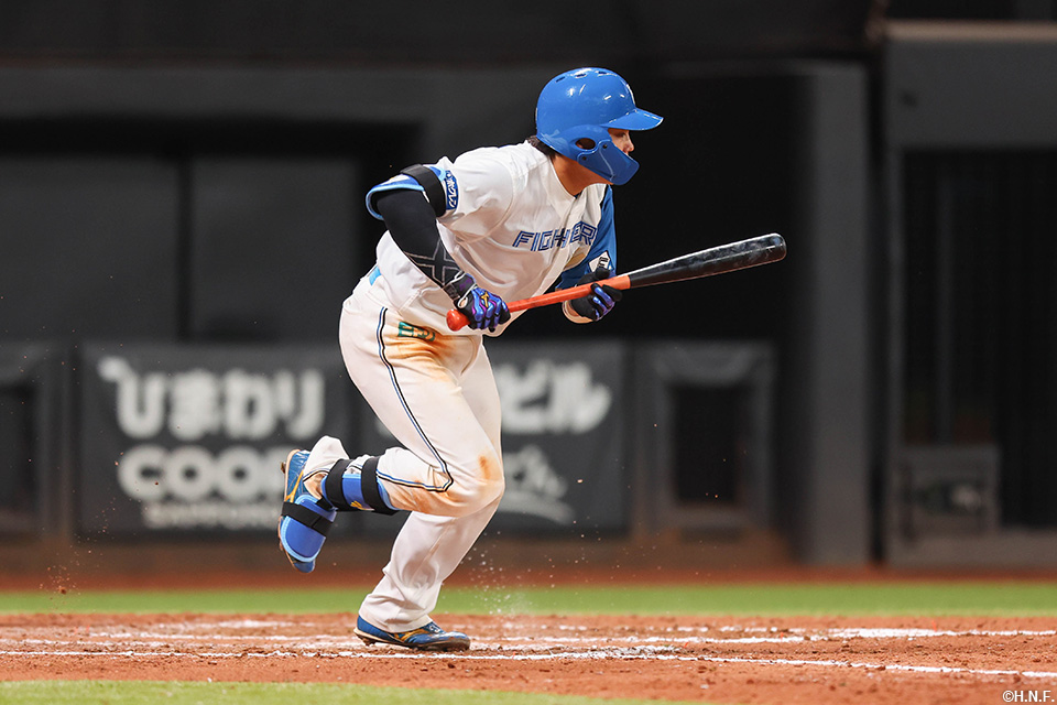 8回裏、セーフティバントを決める田宮選手