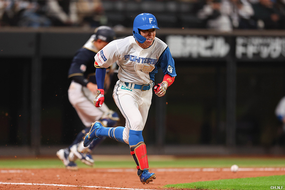 8回裏、内野安打を放つ五十幡選手