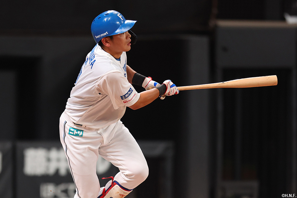 10回裏、中越三塁打を放つ野村選手02