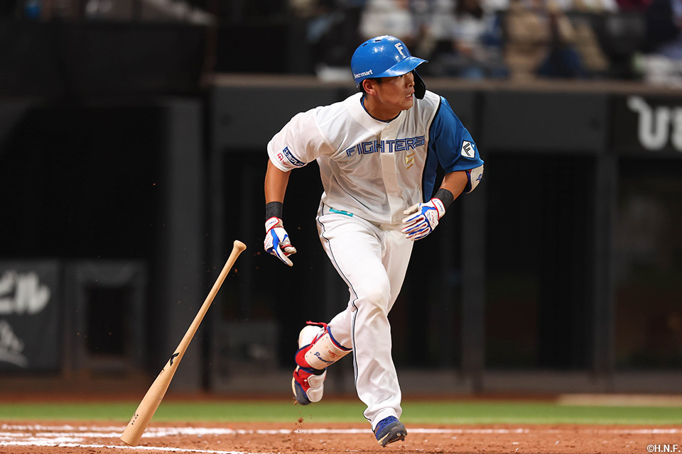 10回裏、中越三塁打を放つ野村選手03