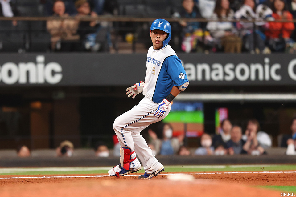 10回裏、中越三塁打を放つ野村選手04