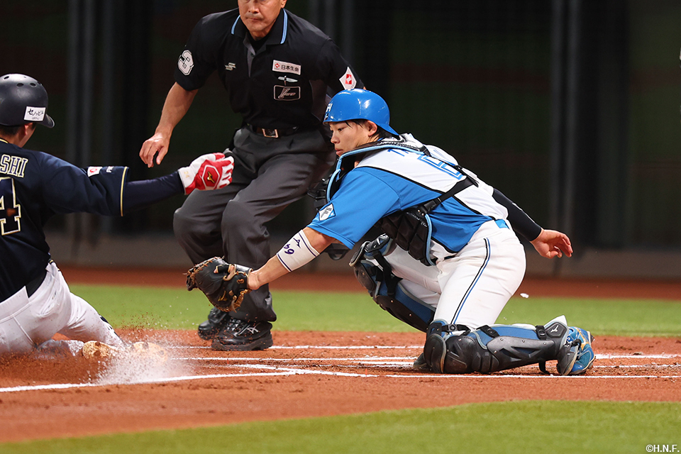 1回表、二塁走者をアウトにする田宮選手