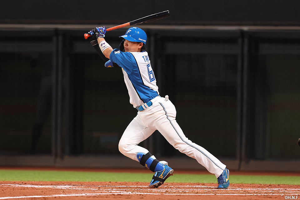 2回裏、ライトへヒットを放つ田宮選手