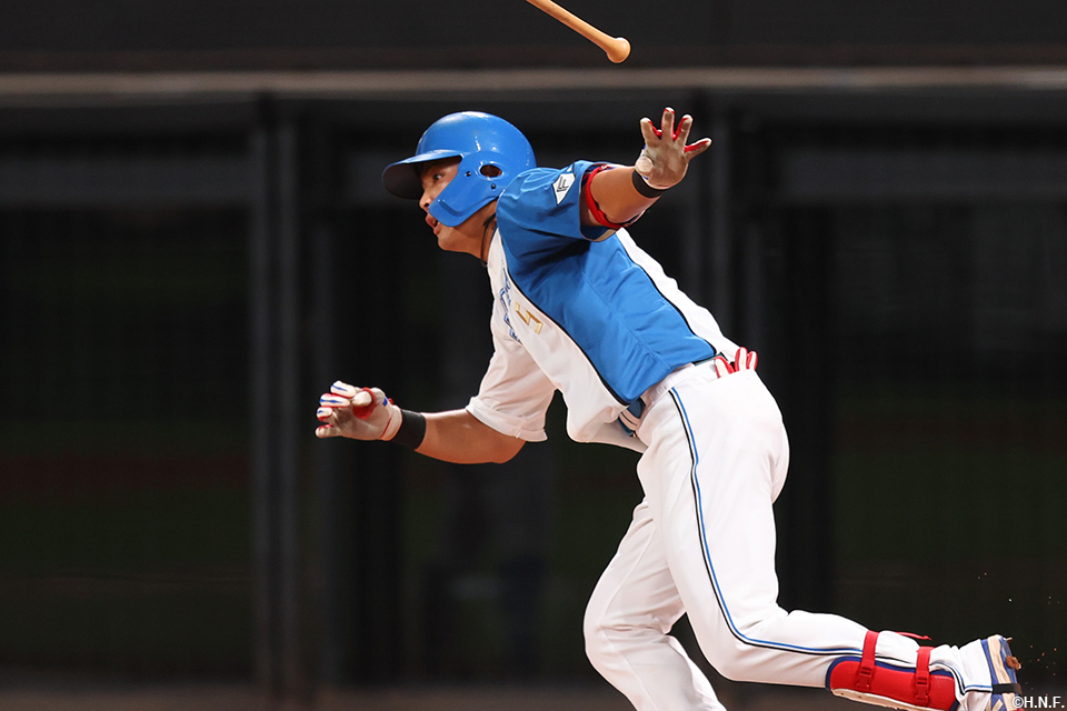 2回裏、センターへヒットを放つ野村選手