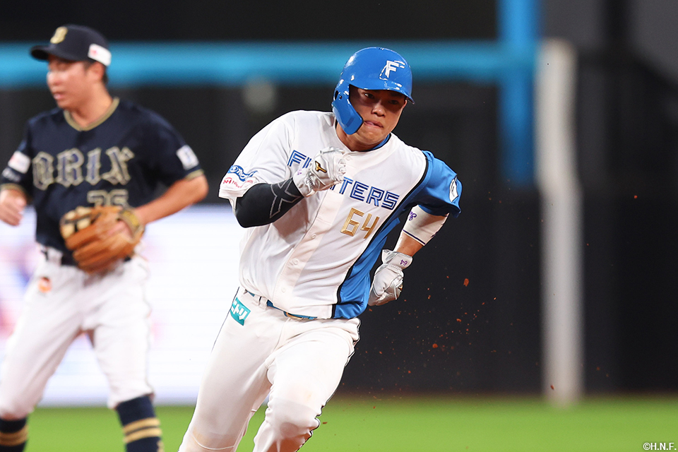 2回裏、三塁へ向かう田宮選手