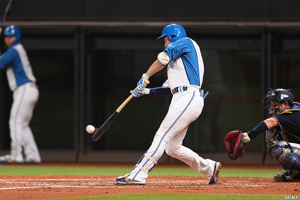 3回裏、レフトへ二塁打を放つ松本剛選手01