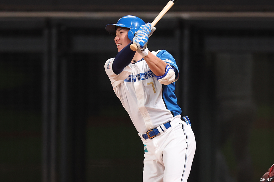 3回裏、レフトへ二塁打を放つ松本剛選手02