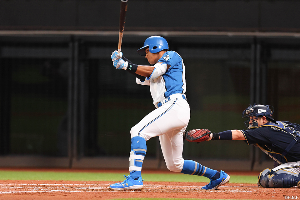 4回裏、レフトへヒットを放つ万波選手
