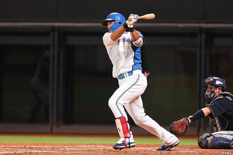 4回裏、レフトへヒットを放つ野村選手