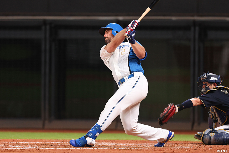 5回裏、3ランホームランを放つマルティネス選手01