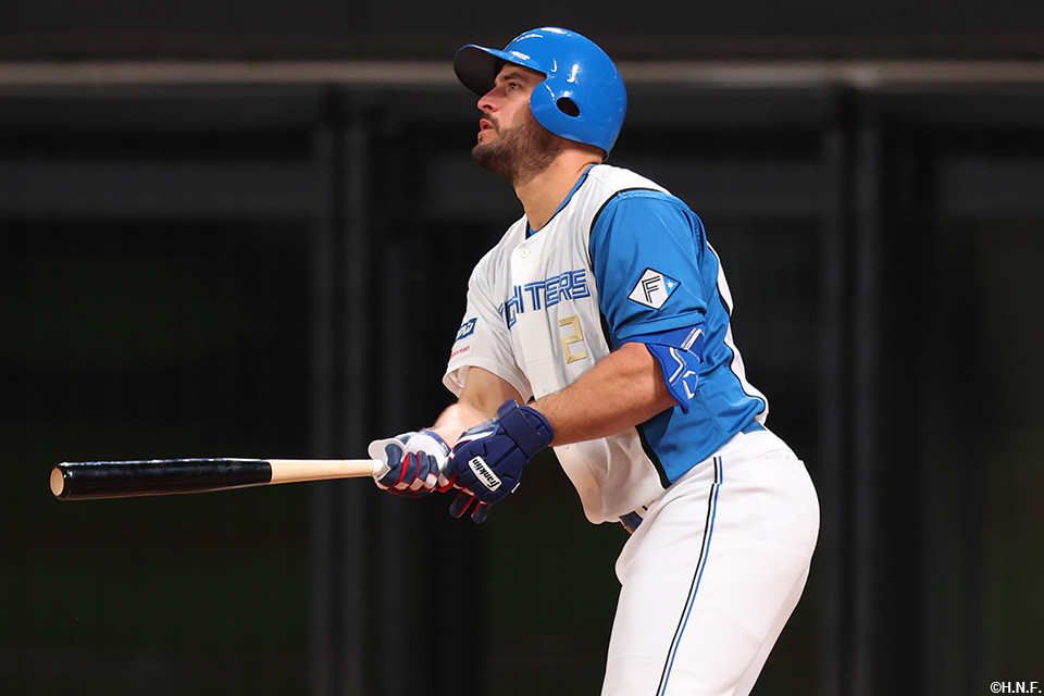 5回裏、3ランホームランを放つマルティネス選手02