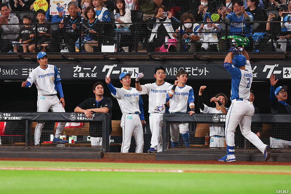 5回裏、3ランホームランを放つマルティネス選手03