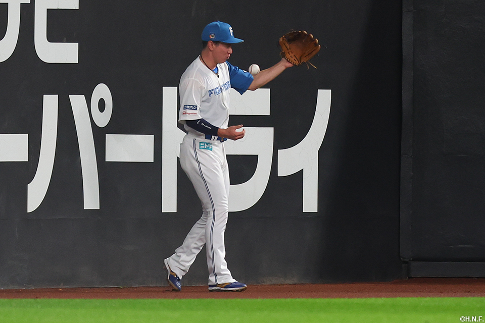 6回表、好守を見せた松本剛選手