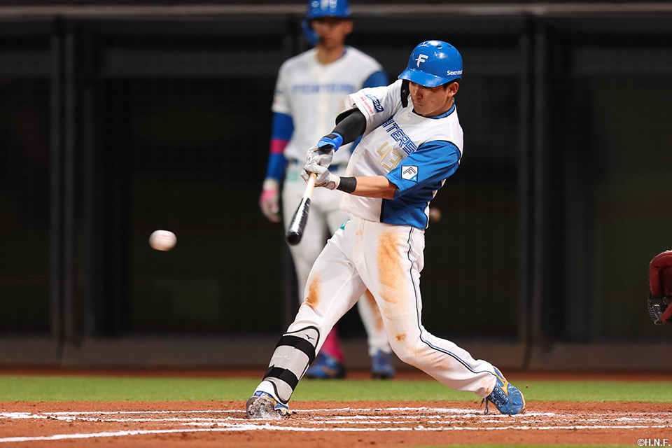 6回裏、ライトへヒットを放つ水野選手