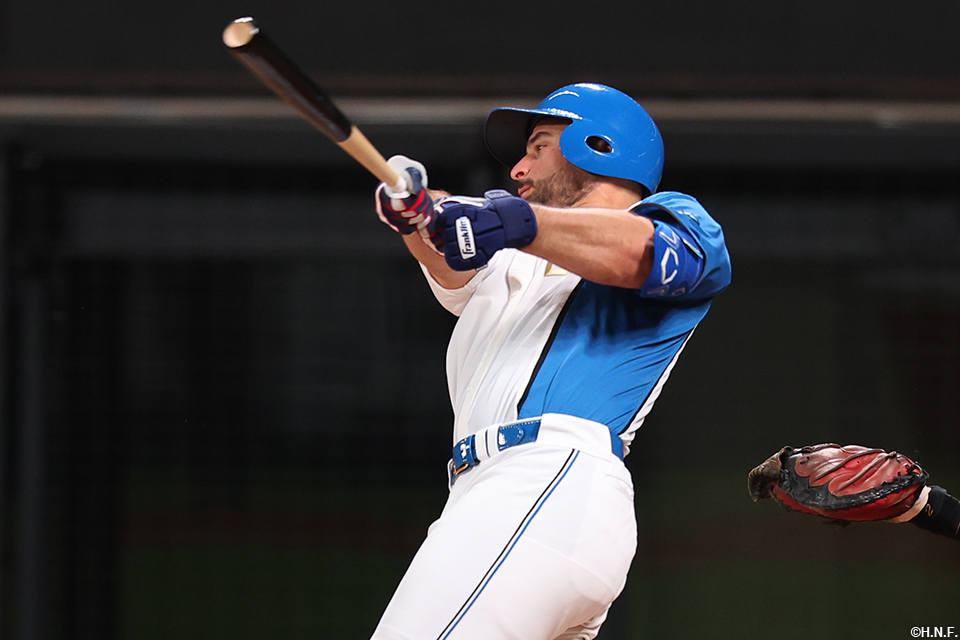 7回裏、センターへ二塁打を放つマルティネス選手01