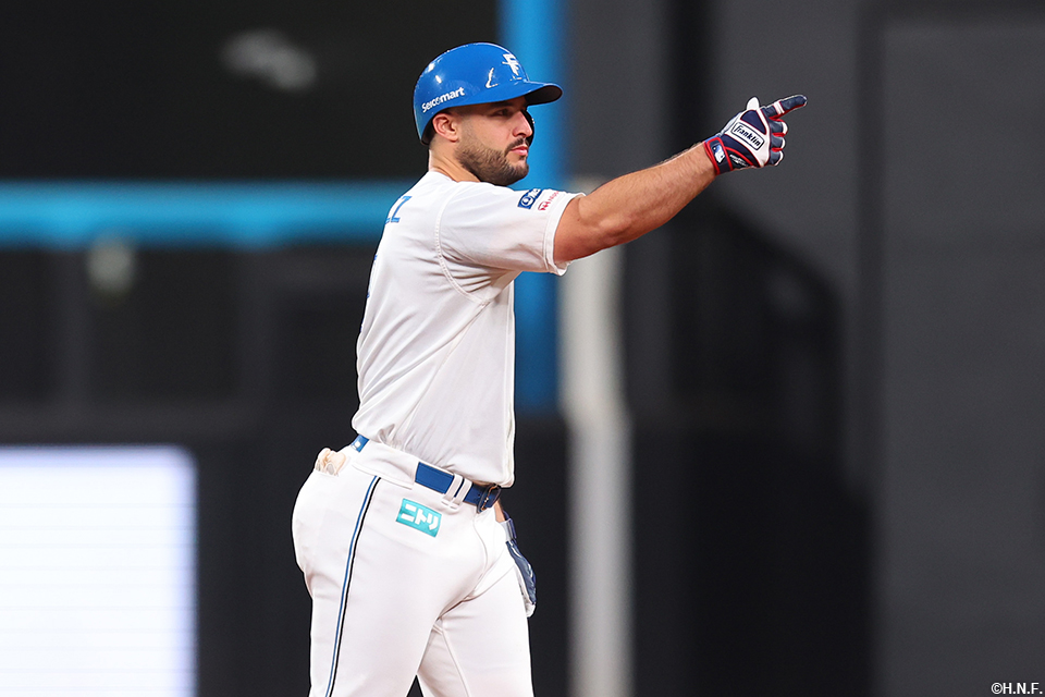 7回裏、センターへ二塁打を放つマルティネス選手02