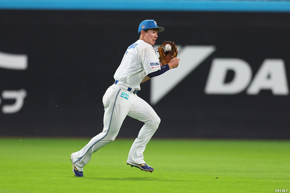 8回表、好守を見せる松本剛選手