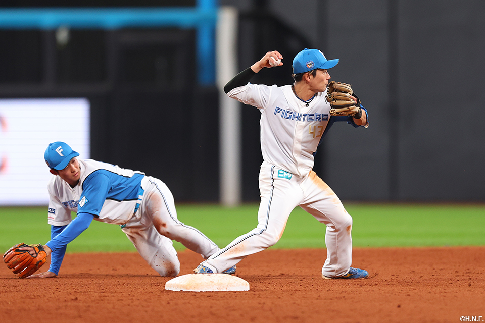 9回表、攻守を見せる石井選手と水野選手