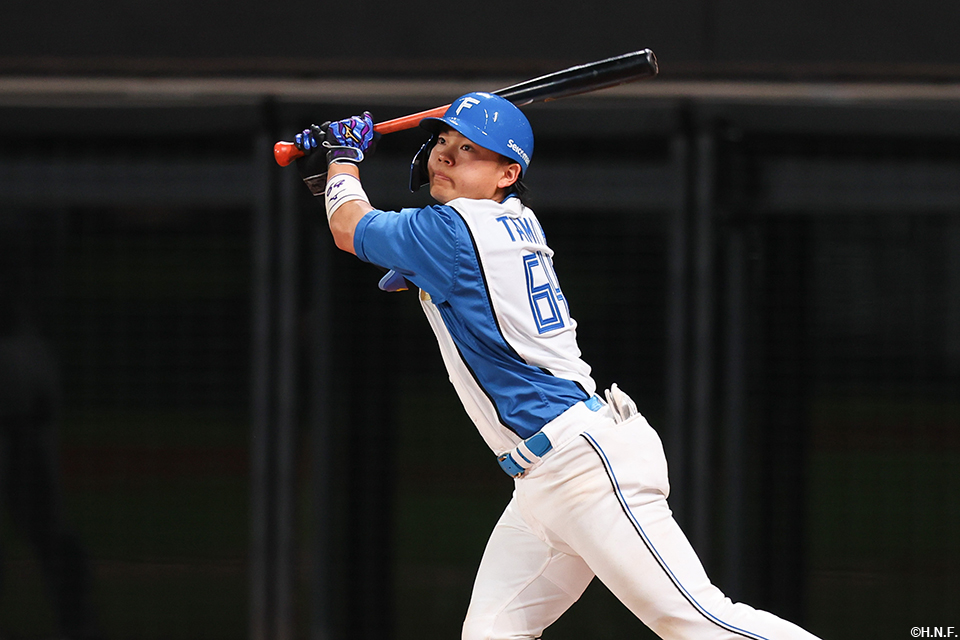 9回裏、レフトへヒットを放つ田宮選手
