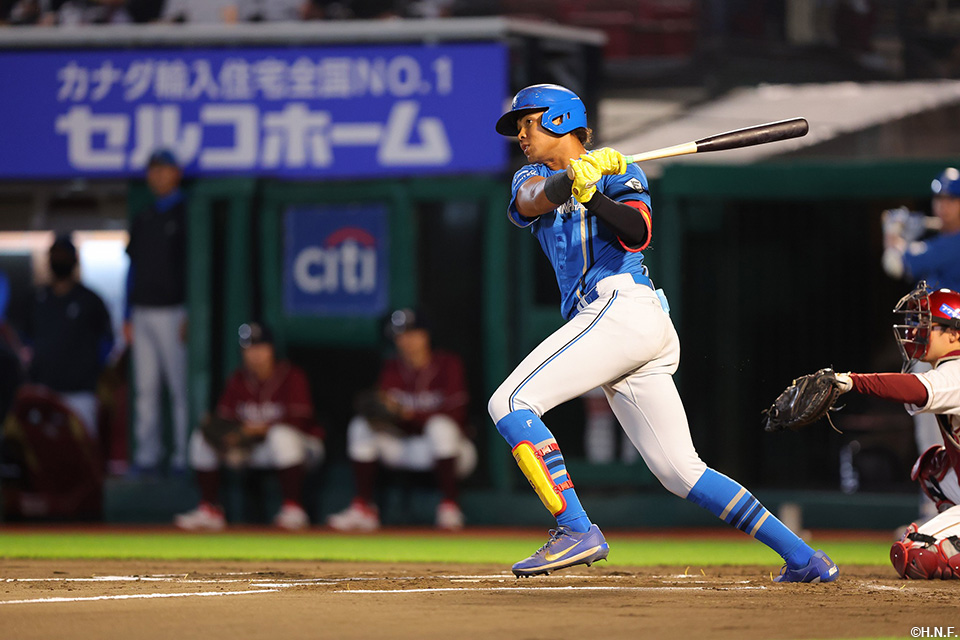 6回表、同点適時打を放つ水谷選手