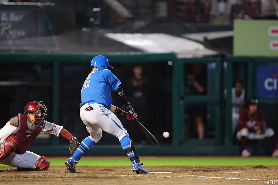 9回表、勝ち越し適時打を放つ細川選手01