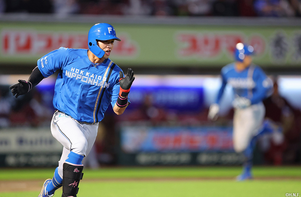 9回表、勝ち越し適時打を放つ細川選手02