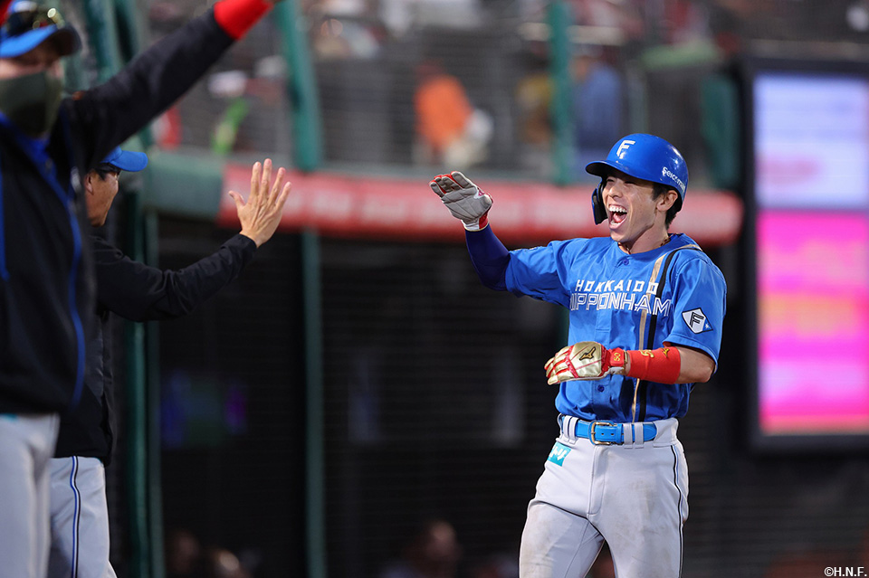 10回表、勝ち越しのホームを踏んだ五十幡選手