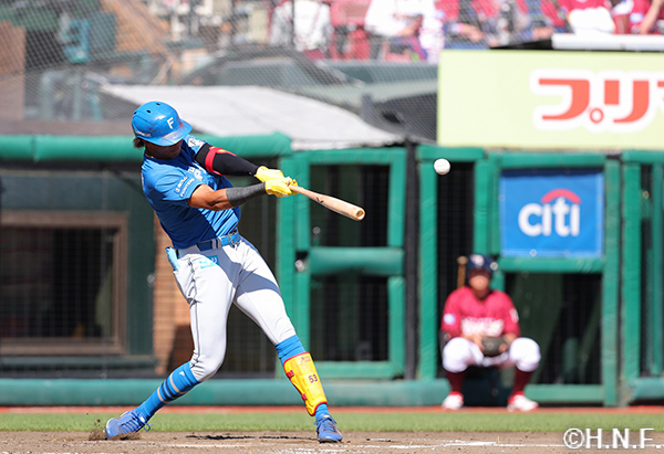 4回表、センターへヒットを放つ水谷選手