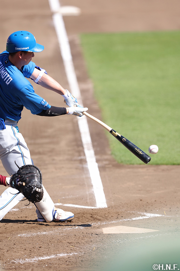 4回表、センターへ先制の適時打を放つ松本剛選手