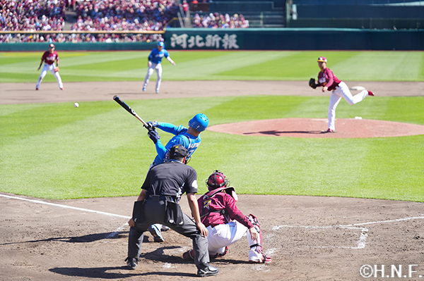 4回表、サードへ内野安打を放つマルティネス選手