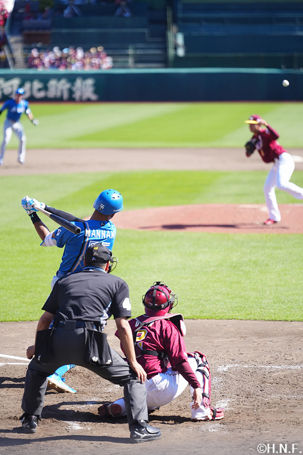 4回表、センターへ適時打を放つ万波選手"