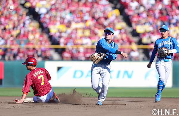 7回裏、好守をみせる水野選手"