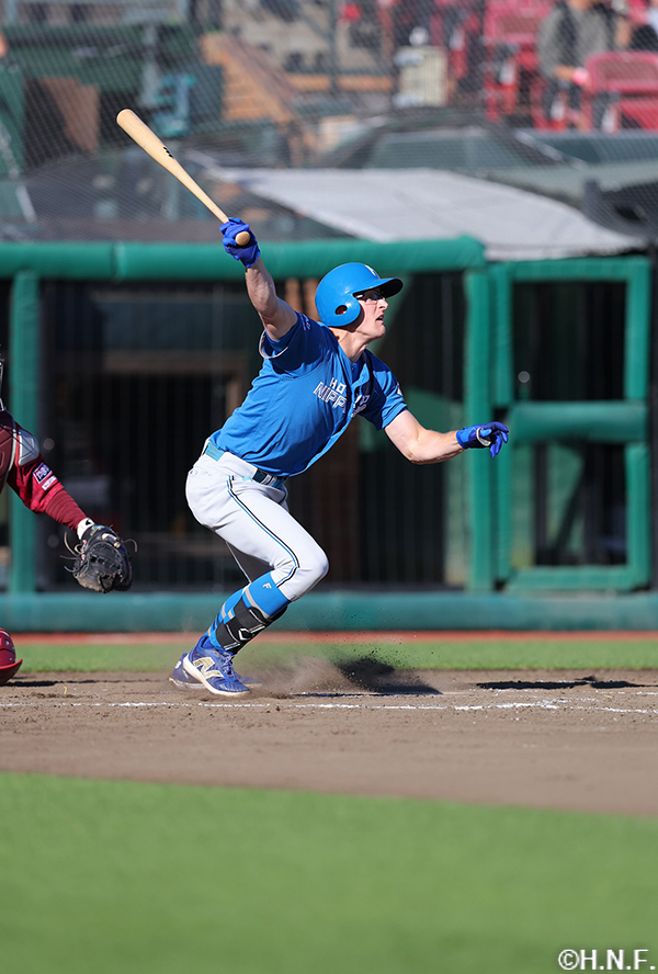 9回表、センターへヒットを放つスティーブンソン選手"