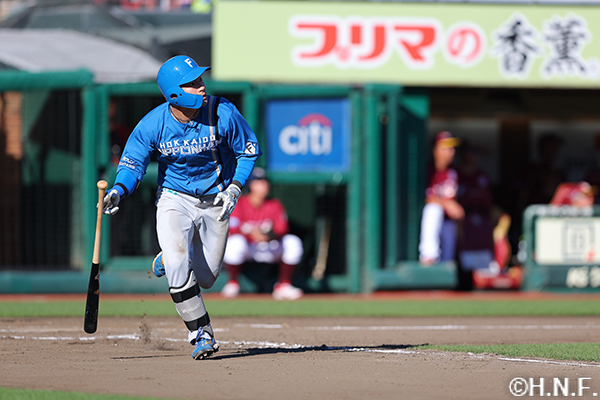 9回表、ライトへ2点適時二塁打を放つ水野選手"