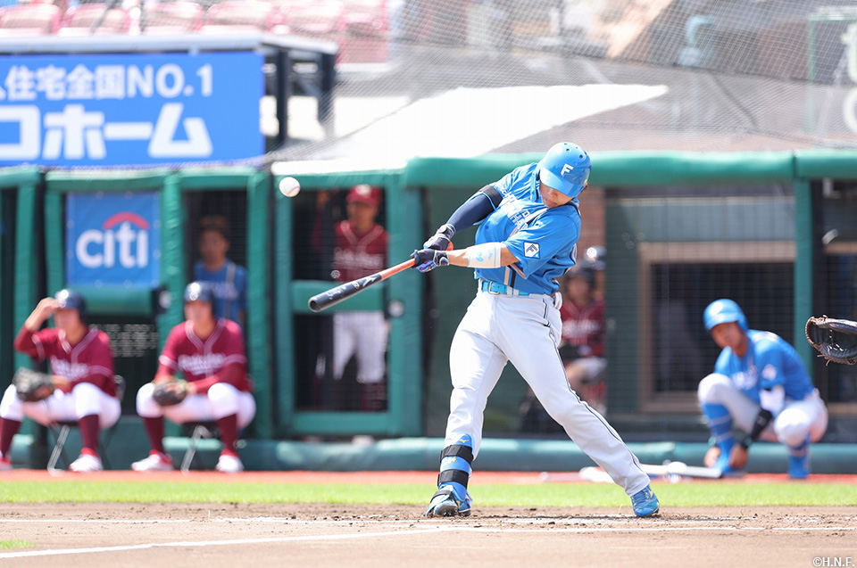 1回表、先制適時打を放つ田宮選手