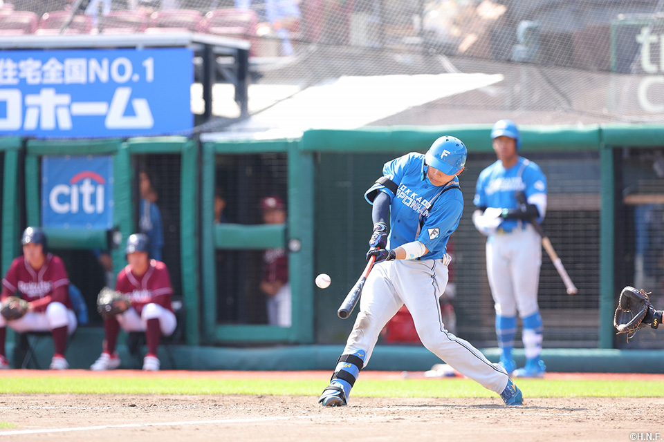 5回表、適時二塁打を放つ田宮選手01