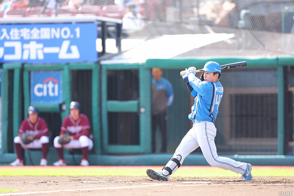 6回表、センターへヒットを放つ水野選手