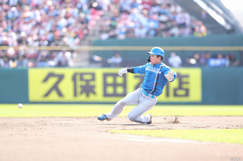 6回表、盗塁をきめる水野選手