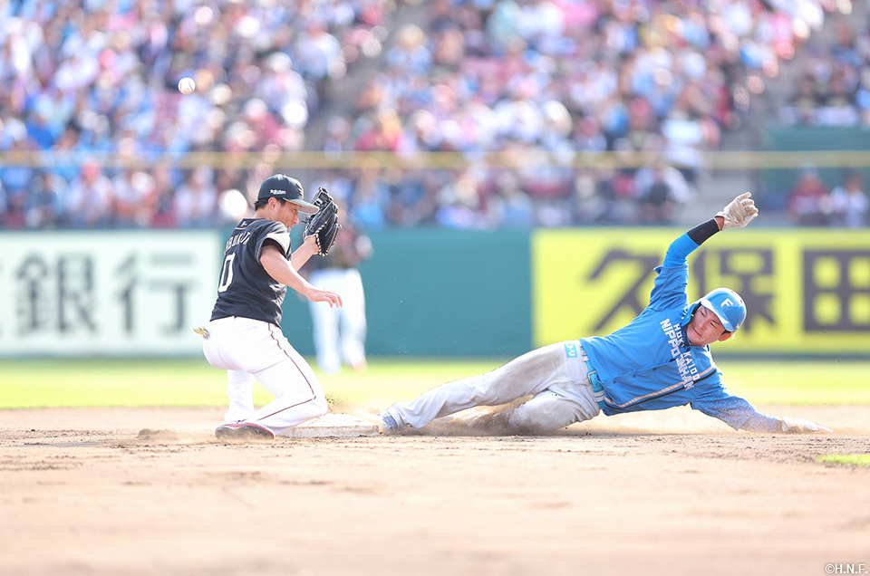 8回表、盗塁をきめる水野選手