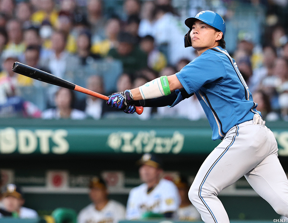 2回表、レフトへ二塁打を放つ田宮選手