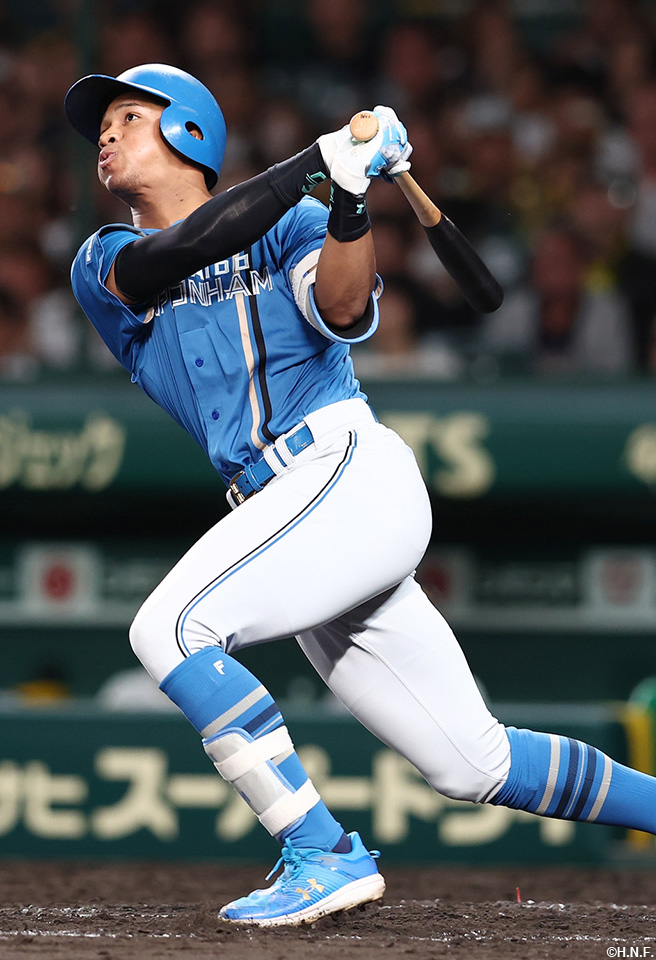 5回表、レフトへ本塁打を放つ万波選手01