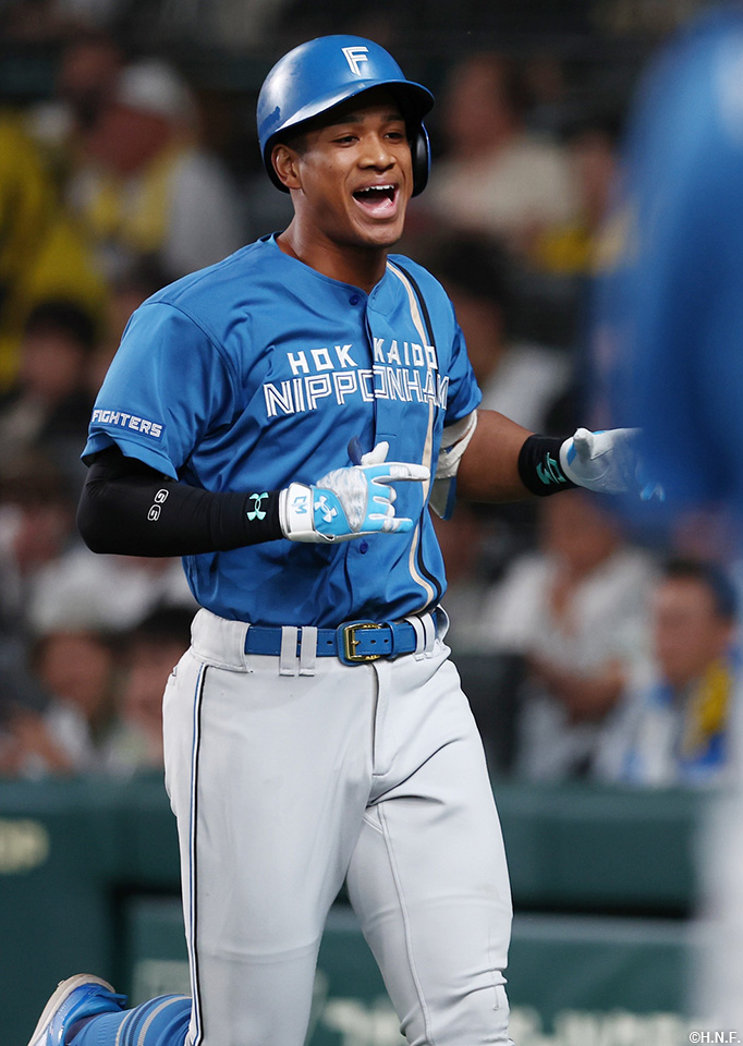 5回表、レフトへ本塁打を放つ万波選手02