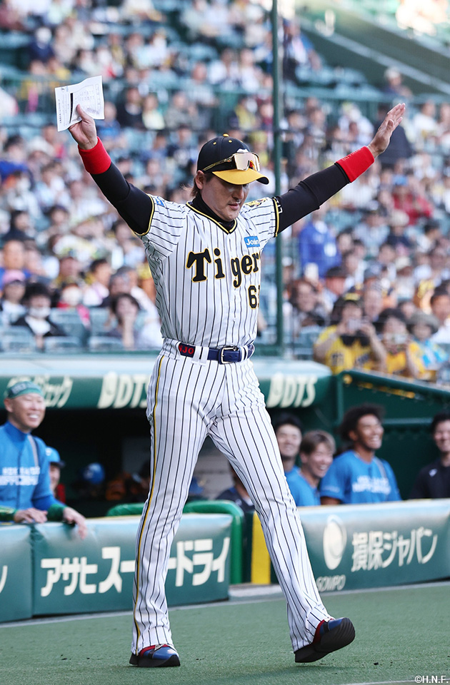 古巣・タイガースのユニフォームを着用してメンバー表交換を行う新庄監督01